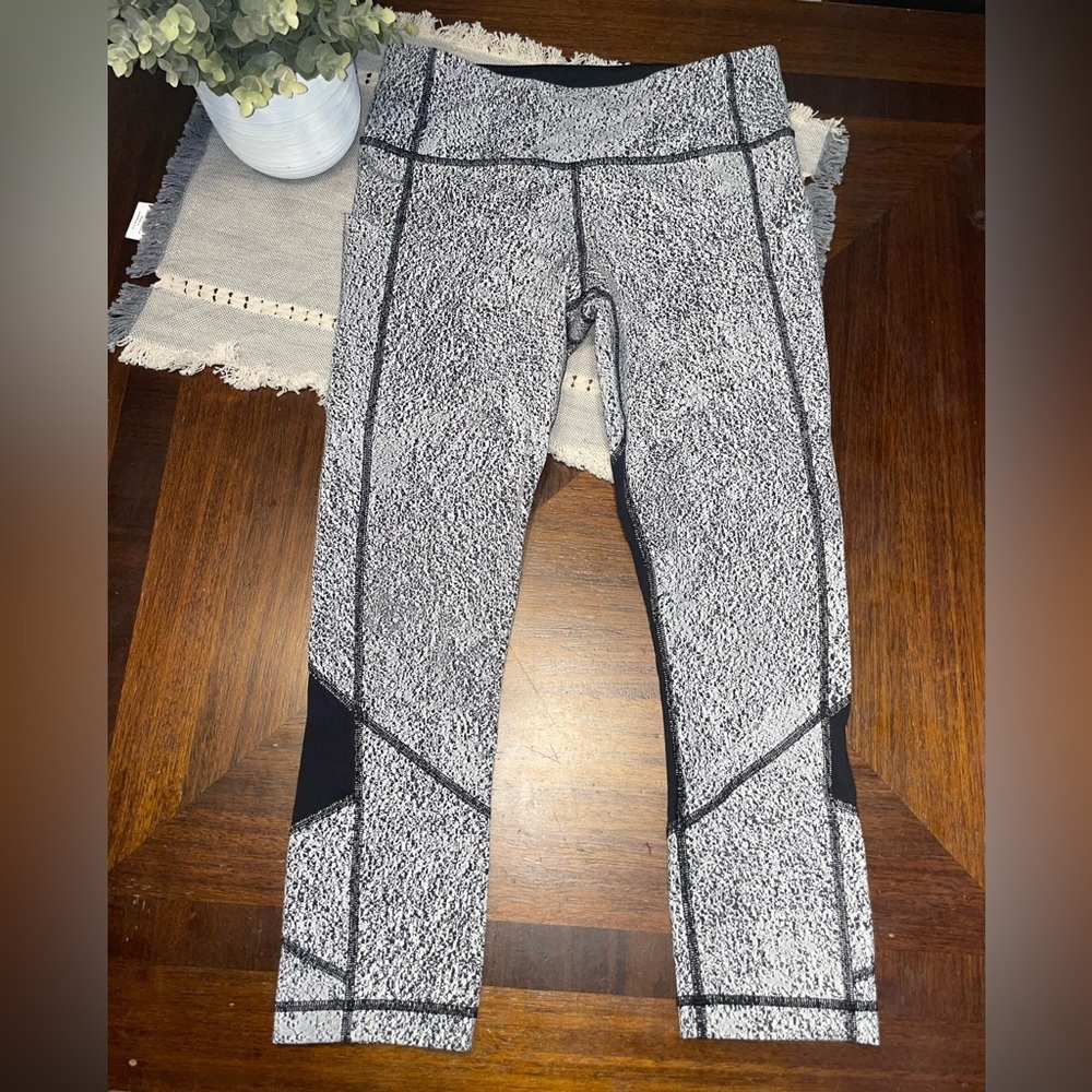 Lululemon Black White Speckled Capri Leggings Size 6 Side Pockets